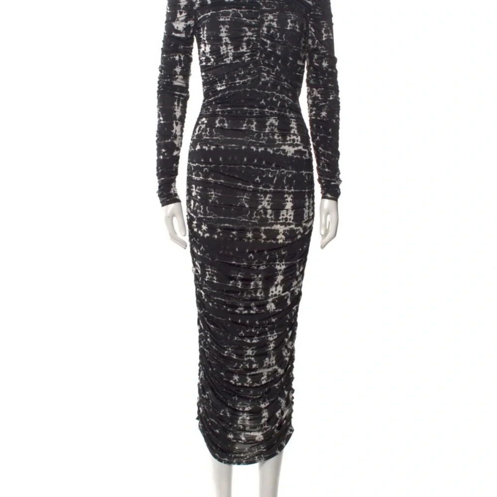 Elegant Black and White Ruched Dress - Picture 4 of 4
